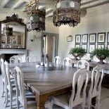 Ogromny kwadratowy stół, ustawiony pod majestatycznymi miedzianymi lampami, łączy całą rodzinę w święta.