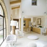 Ogromny pokój dzienny połączony z kuchnią, gdzie rodzina spędza najwięcej czasu.