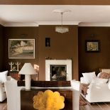 Ogromny salon ocieplił czekoladowy kolor.