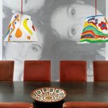 Ogromny stół kolonialny zmieści nawet dwadzieścia osób.