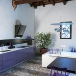 Kuchnia w odważnym kolorze niebieskim.