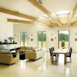 Okna bez zasłon sprawiają, że dom wydaje się jeszcze większy.