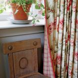 Okna w kwiatach. Kwiaty, zasłony, materiał