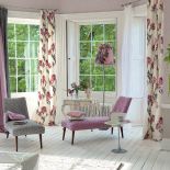 Okna w kwiatach. Kwiaty, zasłony, materiał