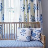 Okna w kwiatach. Kwiaty, zasłony, materiał