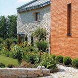 Okna w sypialni wychodzą na wschód i zachód. Słońce towarzyszy więc podczas pobudki i wpada do pokoju wieczorem. Okienną