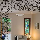 Okna zdobią witraże. Śródziemnomorski dom na niepogodę