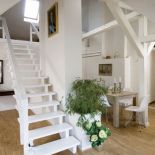 Około 160 metrów na dwoch poziomach. Na wyższe piętro można wejść po schodach.