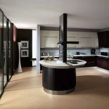 Okrągła wyspa w kuchni Flux to pomysł słynnego designera Giorgetto Giugiaro. Idealne rozwiązanie dla tych,