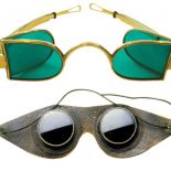 Okulary z czterema szkłami chroniły oczy przed ostrym światłem, początek XIX w., Czarne gogle w