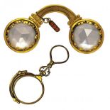 Okulary z kryształowymi szkłami, szlifowanymi fasetkowo, w pozłacanej metalowej oprawie, 1650 r., fot. FORUM. Okulary