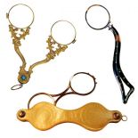 Okulary z mosiądzu, 1801-1850 r., Anglia, fot. FORUM. Teatralna lornetka w złoconym etui, połowa XIX w. Okular z rączką,