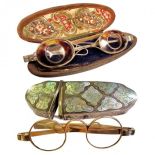 Okulary z szylkretowym wypełnieniem i srebrnymi oprawami, XIX w. Pozłacane i inkrustowane etui na okulary, koniec XIX w.