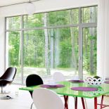 Olbrzymie okna wyglądają jak wiecznie zmieniające się obrazy.