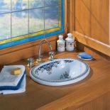 Opale - misa z gresu porcelanowego, z ręcznie malowanym motywem Vieux Rouen. Cena 4830 zł. Do kompletu bateria Pompadour.