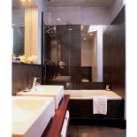 Opalizujące płytki od razu wpadły Janowi w oko. Zaciekawily go, bo nawet w naturalnym świetle trudno bylo sprecyzować ich