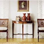 Oparcie z rafii nadaje krzesłom kolonialny styl. Cena - 2620 zł. Stolik kosztuje 3570 zł. Do wyboru kolory: złoty,