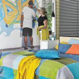 Oprócz galerii rodzinnych zdjęć, tapeta z graficiarzem.