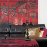 Orientalne akcenty - malowany parawan i niski stolik.