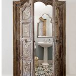 Orientalne drzwi kupione w Orange Tree. Na podłodze - portugalskie, przywizione z Holandii płytki Port Palace.