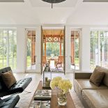 Orientalne wzory i egzotyczne drewno.