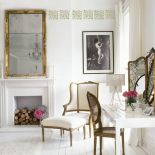 Ornament z róż pod sufitem jest stylowym wykonczeniem kobiecego buduaru.