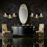 Ornamenty na meblach z kolekcji Venus pokryte są płatkami złota. Komoda kosztuje 17 100 zł, krzesło - 2400 zł,