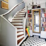 Oryginalna poręcz. Willa w stylu „modern classic”