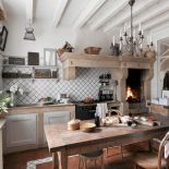 Oryginalny kominek z piaskowca robi furorę wśród znajomych.