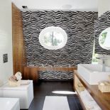 Oryginalny zwirzyniec w łazience. Na ścianie tapeta w zebrę, na podłodze płytki z serii Rex Matouche - udające skórę