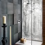 Orzechowe drewno sprawdzi się nawet pod prysznicem. Do tego kolekcja ceramiki Emotion, NEUTRA DESIGN