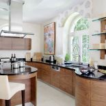 Orzechowy fornir na kuchenne szafki przypłynął z Londynu, ale meble zrobili polscy stolarze.