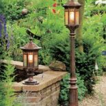 Ostatnio bardzo modny jest żwir. Odpowiednio utwardzony sprawdzi się w każdym ogrodzie. Do kompletu latarenki