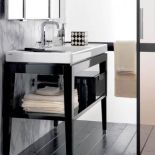 Ostatnio na czasie jest drewno w kolorze czarnym. Lakierowana szafka - 4025 zł. KERAMAG