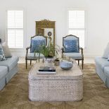 Ostra i czysta biel jest świetnym tłem dla drukowanych tkanin.