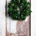 Wieniec na drzwi z ostrokrzewu. Święta od progu: ozdabiamy drzwi wejściowe