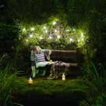 Delikatne romantyczne światełka Outdoor Living można zawiesić także na drzewie, LIGHTS4FUN, lights4fun.co.uk