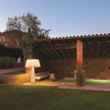 WIND, lampa stojąca z abażurem wykonanym z włókna szklanego, odpornego na warunki atmosferyczne. Dostępna w