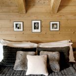 Oszczędna, monochromatyczna paleta kolorów i bogactwo faktur.