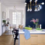 Oto jak ciemne, ciasne poddasze można zamienić w ciepły apartament z jasnym salonem, kolorową kuchnią,