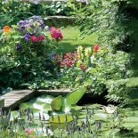 Otoczone klinkierowymi cegłami, na tyle głębokie, że ukochane przez panią Barbarę lilie nie marzną zimą, bo schowane są pod