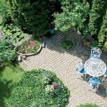 Otoczone klinkierowymi cegłami, na tyle głębokie, że ukochane przez panią Barbarę lilie nie marzną zimą, bo schowane są pod