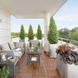 Otoczony zielenią taras urządziła jak pokój – w ładną pogodę można otworzyć szklaną ścianę i poczuć się jak na
