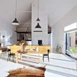 Otwarta na pełną wysokość strefa dzienna z dużym przeszkleniem wychodzącym na ogród. Znajdują się w