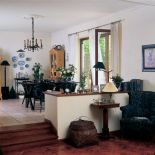 Otwarta przestrzeń parteru podzielona jest umownie - z salonu do jadalni wchodzi się po dwóch schodkach.