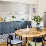 kuchnia otwarta na salon bez górnych szafek