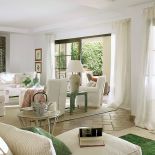 Dom otwarty na patio i urządzony prostymi meblami.