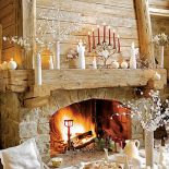 Otwarty, wysoki kominek z kamienia i świerkowego drewna, zaprojektowany przez architekta Nicolasa Perrin, ogrzewa cały