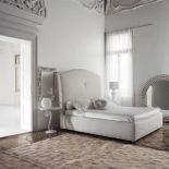 Owalne zwierciadło Egypt z ramą pokrytą płatkami srebra lub - do wyboru - złota. Cena - od 4900 zł. NOIR