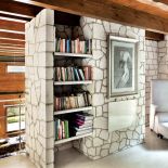 Ozdobą biblioteki jest fotel Manolete firmy Perobell. Zaprojektowany został na cześć słynnego torreadora -